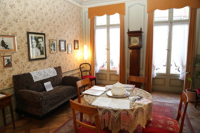 Stanovanje v Einsteinovi hiši je opremljeno približno tako kot v času, ko sta tam živela Albert in Mileva. FOTO: Milan Ilić