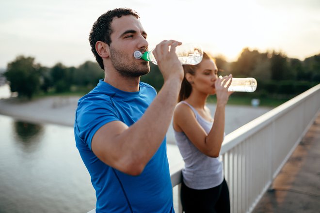 Priporočljivo je, da pri telesni aktivnosti, ki traja več kot eno uro, začnemo že prvo uro nadomeščati izgube. Foto: Shutterstock