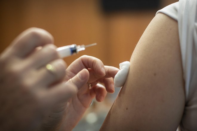 Na NIJZ bodo predlagali, da bi bilo cepljenje proti gripi že v naslednji sezoni za otroke, stare od šest do 23 mesecev, brezplačno .FOTO: Voranc Vogel/Delo
