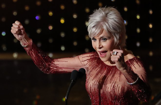 Jane Fonda je s sivi lasmi povzročila manjši potres na podelitvi oskarjev. FOTO: Mario Anzuoni/Reuters