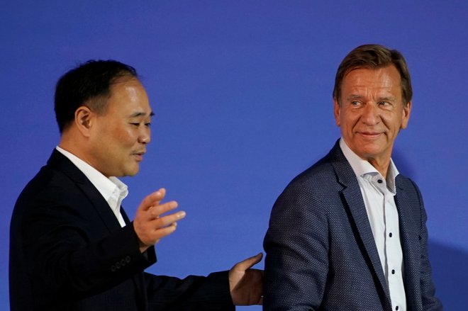 Li Shufu, prvi mož skupine Zhejiang Geely Holding, in Häkan Samuelsson, izvršni direktor avtomobilske družbe Volvo. FOTO: Reuters