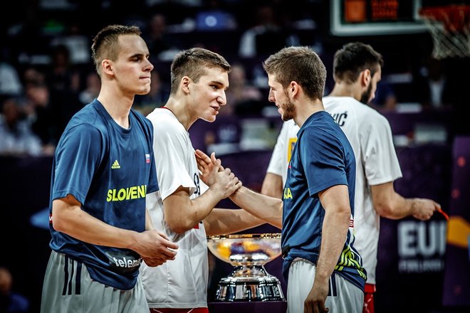 Klemen Prepelič (levo) in Aleksej Nikolić (desno) pred finalom evropskega prvenstva 2017, na katerem je Slovenija ugnala Srbijo in osvojila zlato kolajno. FOTO: FIBA