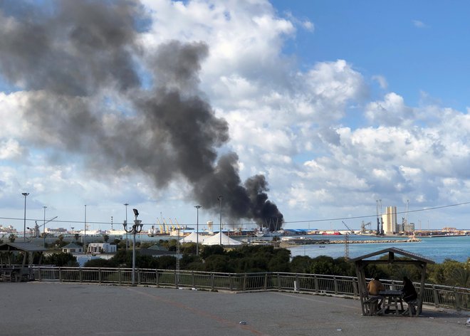 Dim iz zadete ladje v tripolijskem pristanišču.&nbsp;
FOTO: Ahmed Elumami/Reuters