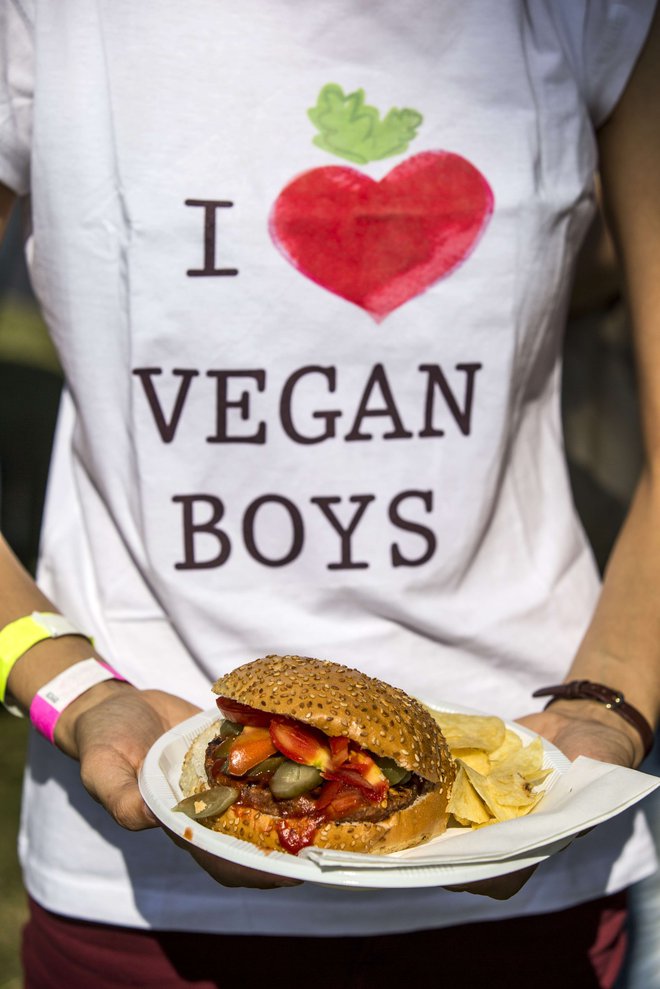 Tudi določena pojmovanja vegetarijanske hrane, ki vključujejo posameznikove osebnostne lastnosti in navade, pripomorejo k temu, da bi se moški vegani lahko počutili manj možate. FOTO: Jack Guez/Afp