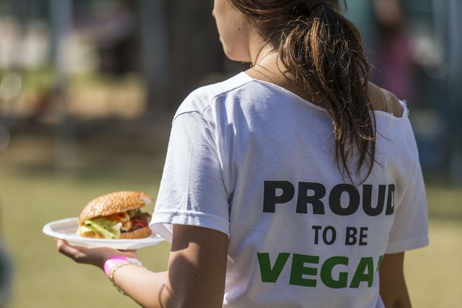 Pri britanskem BBC-ju so preučili, zakaj se za vegetarijanstvo in veganstvo odloči več žensk kot moških. Splošno razširjenemu stereotipu, da je meso odraz moškosti, namreč pritrjuje več raziskav v državah po vsem svetu, vse od Švedske pa do Avstralije, ki so pokazale, da je odstotek moških veganov dosti nižji od odstotka ženskih. FOTO: Jack Guez/Afp