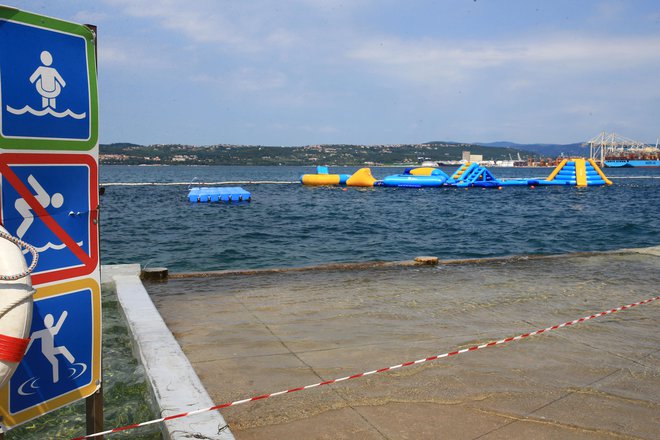 Sprva je kazalo, da je do izpusta fekalnih voda prišlo v okviru čiščenja zamašenega kanalizacijskega jaška v neposredni bližini hudournika. FOTO: Tomi Lombar/Delo