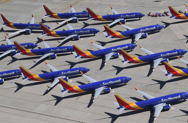 Boeingi 737 max do nadaljnjega ostajajo na tleh. FOTO: Mark Ralston/ AFP