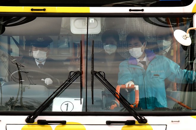 Potnike so pričakali avtobusi. FOTO: Kazuhiro Nogi/AFP