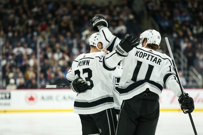 Anže Kopitar (na fotografiji desno) je na gostovanju pri Winnipeg Jets prispeval dve podaji za Los Angeles Kings. FOTO: Usa Today Sports