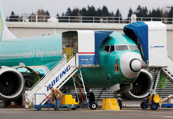 Delavci pregledujejo novo letalo Boeing 737 Max v Boeingovi tovarni v&nbsp; Rentonu v državi Washington. Med takšnimi pregledi so odkrili smeti v rezervoarjih. FOTO: Lindsey Wasson/Reuters