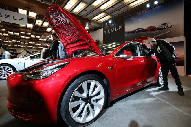 Tesla v svoje modele vgrajuje osrednjo krmilno enoto, ki bo v prihodnosti omogočala avtonomno vožnjo. FOTO: Chris Helgren/ Reuters