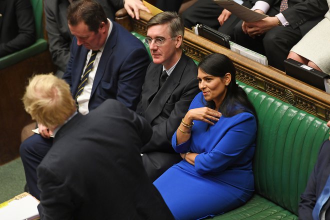 Britanska notranja ministrica Priti Patel med nastopom premiera Borisa Johnsona v britanskem parlamentu. Foto: Reuters