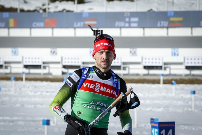 Tik pod stopničkami je končal najboljši slovenski tekmovalec Jakov Fak, ki je zgrešil enkrat. FOTO: Matej Družnik/Delo