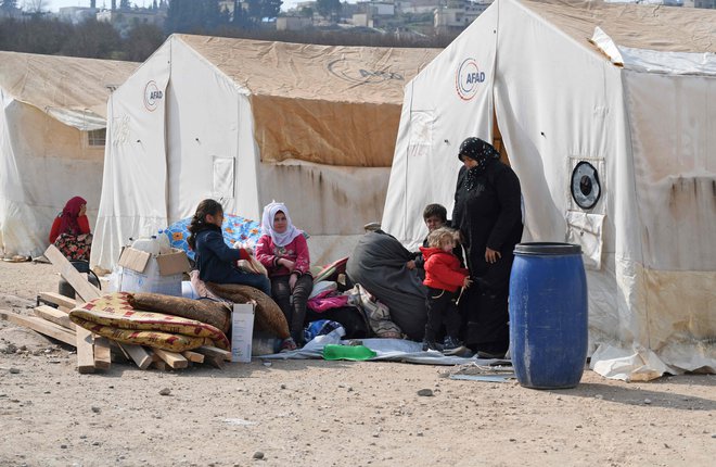 Sirski begunci v taborišču blizu meje s Turčijo. Foto Rami Al Sayed Afp