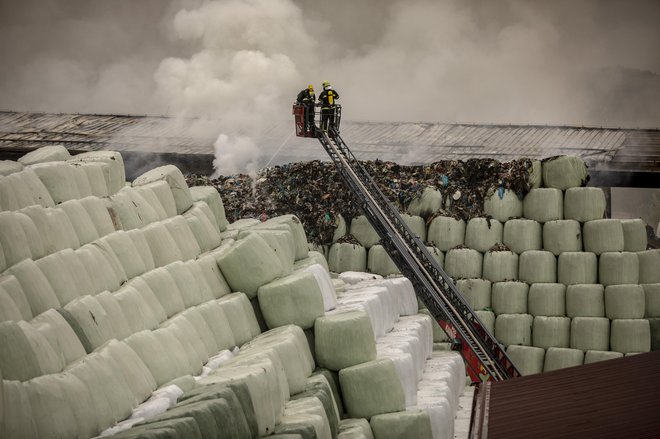 Požar deponije odpadkov, ki jih tudi ločujemo, v Suhadolah pri Komendi. FOTO: Voranc Vogel/Delo