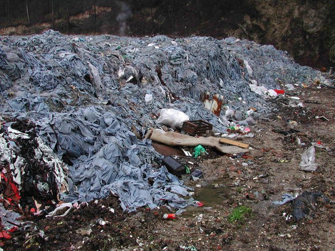 Velike količine usnjarskih odpadkov so prekrite z zemljino.<br />
FOTO: Bojan Rajšek/Delo