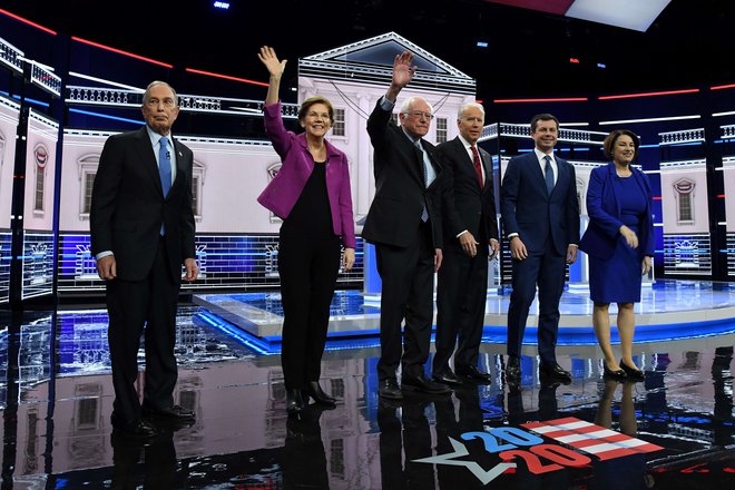 Demokratski predsedniški kandidati med televizijskim soočenjem v Las Vegasu. Foto: Ethan Miller/Afp