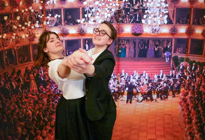 Debitantski par, ki bo nocoj zamajal tradicijo slovitega opernega plesa:&nbsp;Sophie Grau in Iris Klopfer. FOTO: Joe Klamar/AFP
