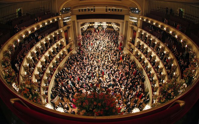 Znameniti operni ples, vrhunec dunajske plesne sezone, vsako leto v dvorani spremlja okoli 5000 gostov. FOTO: Leonhard Foeger/Reuters