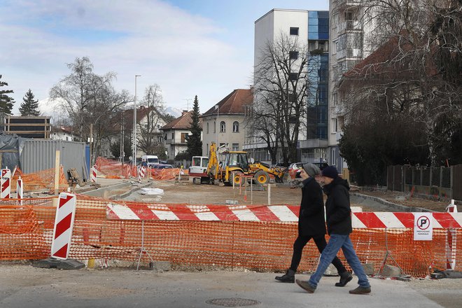 Dela na odseku med Smoletovo in Livarsko bodo končana konec meseca, marca se začnejo gradbeni posegi do Kurilniške. Fotografiji Leon Vidic