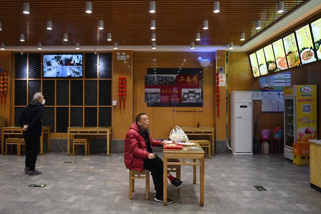Kitajska oblasti odsvetujejo potovanja v mesto Wuhan, v vsakem primeru pa je dostop v to mesto otežen. FOTO: AFP