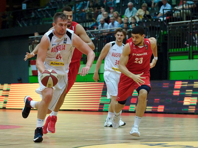 Rašid Mahalbašić (z žogo) je najnevarnejši košarkar Avstrije, a ga ne bo v Koper. FOTO: Fiba