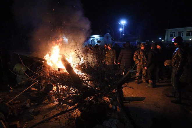 Protestniki so zažgali barikade in metali kamenje. FOTO: Str/Afp