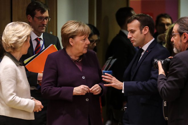 FOTO: Nemška kanclerka Angela Merkel in francoski predsednik Emmanuel Macron sta vzela vajeti vrha v svoje roke. FOTO: Ludovic Marin/AFP