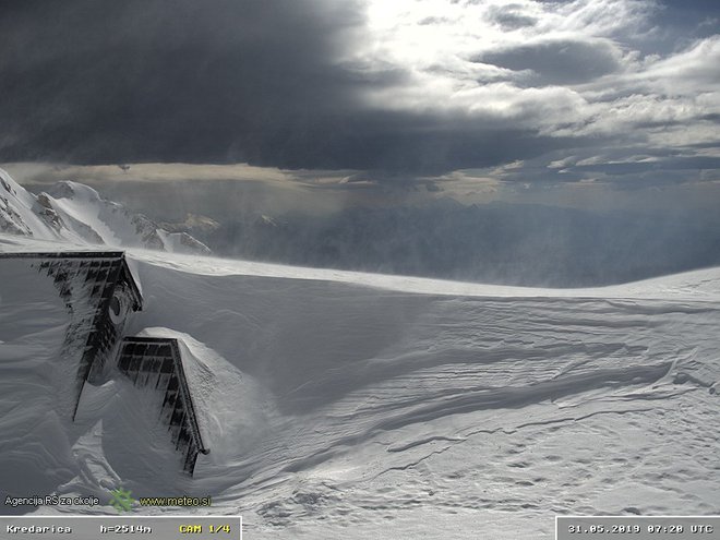 Rekordna snežna odeja na Kredarici za maj. FOTO: Arso