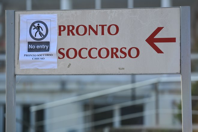 Okuženi so še en moški v deželi Veneto ter 16 ljudi v Lombardiji. FOTO: AFP
