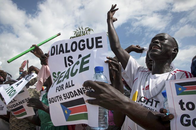 Približno štiri milijone ljudi, kar je tretjina prebivalstva, je pred nasiljem zbežalo iz svojih domov, od tega skoraj dva milijona v tujino. Ljudje pozdravljajo novi dogovor med Kiirom in Macharom. FOTO: Bullen Chol/AP