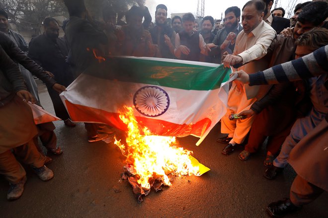 Po napadih so v Pakistanu zažigali indijske zastave. FOTO: Reuters