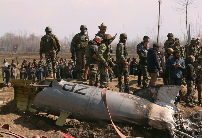 Pakistanska vojska je sestrelila dve indijski vojaški letali, pri čemer je eno padlo na pakistanski del Kašmirja, drugo pa na indijsko stran. Foto: Reuters