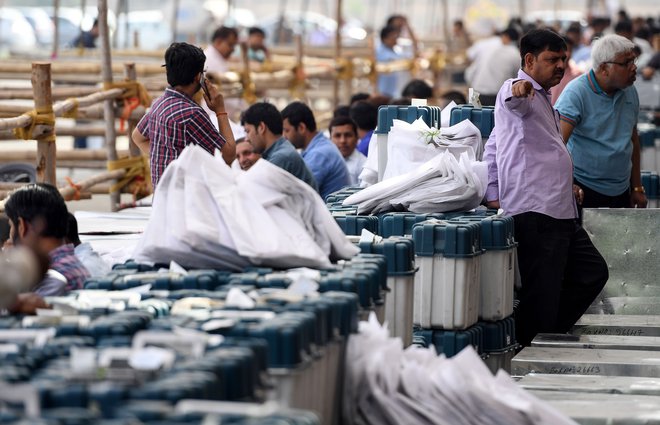 Po Indiji potekajo intenzivne priprave na izvedbo parlamentarnih volitev, ki bodo trajale do 19. maja. FOTO: AFP