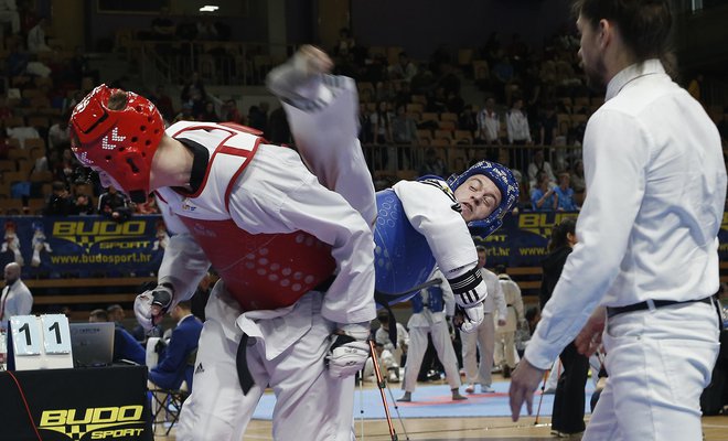 Ivan Trajković (z modro čelado) optimistično pričakuje začetek svetovnega prvenstva v Manchestru. FOTO: Blaž Samec/Delo