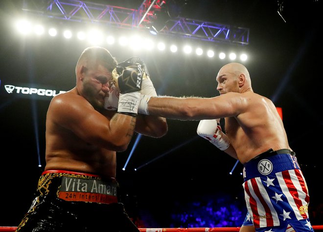 Tyson Fury (desno) je s takšnimi udarci hitro zlomil odpor Toma Schwarza. FOTO: Reuters