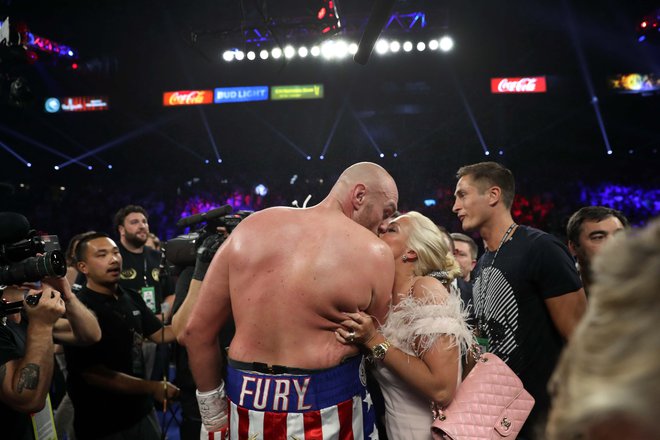 Po novem uspehu je Tyson Fury svoji ženi <strong>Paris</strong> zapel uspešnico skupine Aerosmith I don't want to miss a thing (Nočem zamuditi ničesar). FOTO: AFP