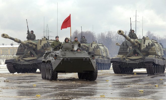 Kot poročajo romunski mediji, je na ustavljenem transportu 30 ruskih tankov in 30 oklepnih transporterjev. FOTO: Pavel Pavlov/Reuters