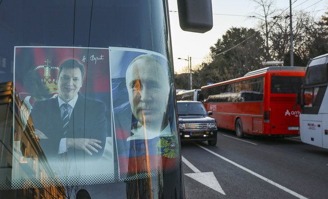 Srbski predsednik Aleksandar Vučić je vesel vsake priložnosti, ko se lahko znajde ob ruskem predsedniku Vladimirju Putinu, četudi le na plakatu. FOTO: Jože Suhadolnik
