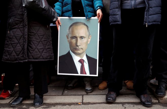 Da ruski predsednik v tujini nima le nasprotnikov, so januarja pokazali njegovi privrženci v Beogradu. FOTO: Reuters