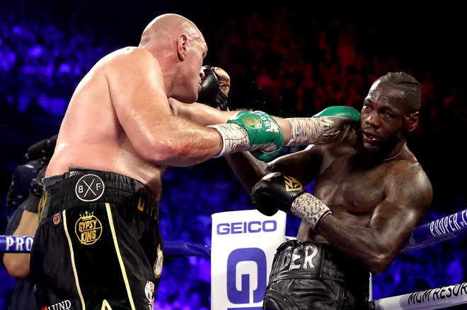 Tyson Fury (levo) je v povratnem dvoboju presenetil Deontayja Wilderja z agresivnostjo. FOTO: AFP
