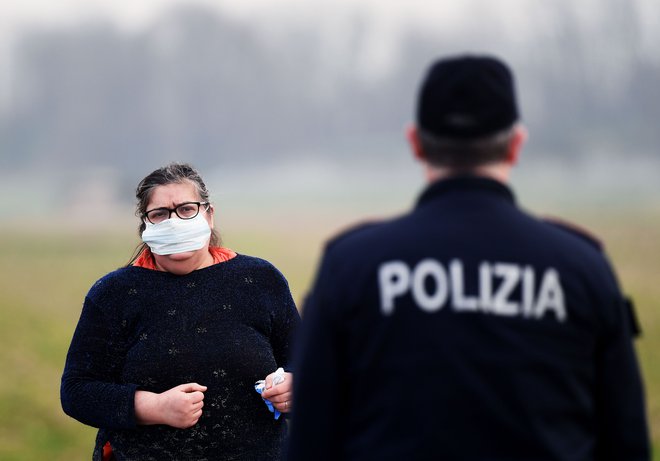 Policisti nadzorujejo vstop v številna italijanska naselja. FOTO: Miguel Medina/AFP