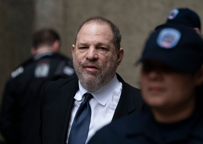 Harvey Weinstein se s poravnavo ne bo izognil kazenskemu procesu za spolni napad na dve ženski, ki ga na sodišču na Manhatnu čaka septembra. FOTO: Don Emmert/AFP