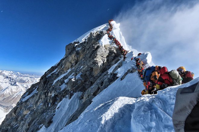 Alpinist&nbsp;Nirmal Purja je tako ovekovečil kolono na najvišjo goro sveta. Kar nekaj ur so morali alpinisti 22. maja portpežljivo stopati v vrsti. FOTO:&nbsp;Project Possible / AFP