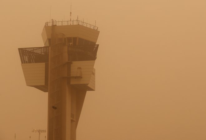 Letalske družbe so morale zaradi vremenskih razmer odpovedati na stotine letov.&nbsp; FOTO: Borja Suarez/Reuters