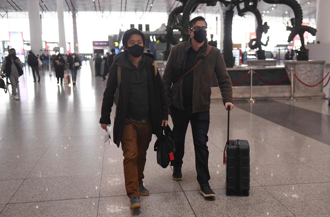 Prizor iz letališča prestolnice Kitajske, od koder se je novi koronavirus razširil po svetu. FOTO: Greg Baker/AFP