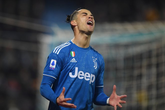 Napadalec Juventisa Cristiano Ronaldo je še v soboto zabil gol za zmago torinskega kluba. Naslednja tekma bo gotovo preložena, tako kot je bila nedeljska tekma soseda iz Torina. FOTO: Alberto Lingria/Reuters