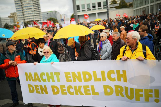 Protesti z zahtevo po &raquo;najemninski kapici&laquo; v Berlinu oktobra lani. FOTO: Hannibal Hanschke/Reuters