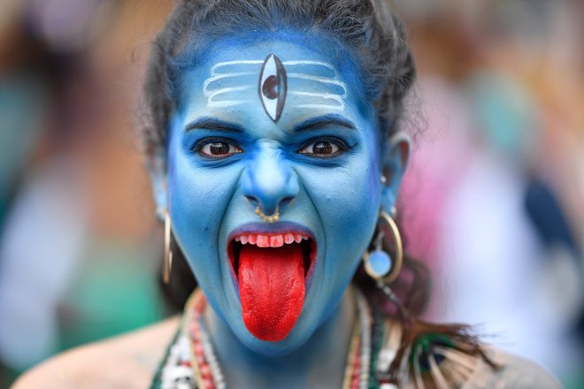 Portret udeleženke karnevala v brazilskem Belo Horizonteu, članice tradicionalne pustne skupine Pena de Pavao de Krishna, ki slavi indijska božanstva. FOTO: Douglas Magno/Afp<br />
&nbsp;