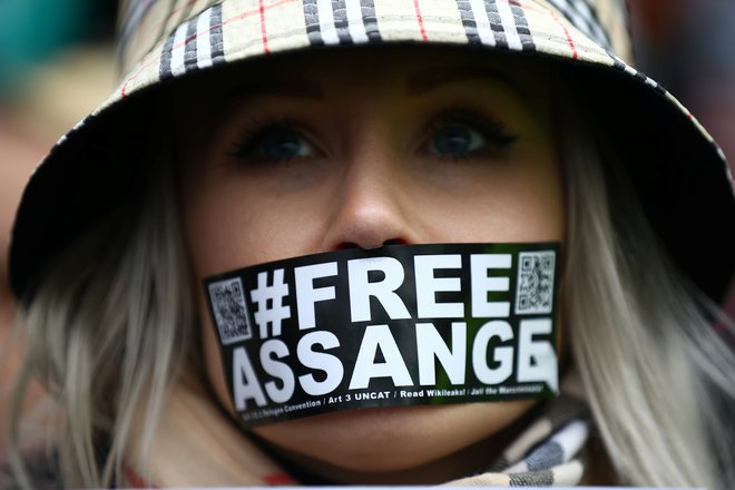 Nekdanji varuh človekovih pravic Matjaž Hanžek je dodal, da se je več uglednih strokovnjakov strinjalo, da gre v primeru Assangea za grobo kršenje človekovih pravic.&nbsp;FOTO: Hannah Mckay/Reuters